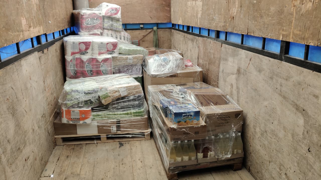 Сборный груз в кузове машины — отправка Hub Delivery
